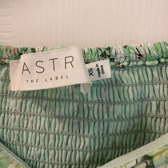 🕑 NWOT | ASTR the label | Bonnie Pleated Smocked Sweatheart Crop | Green | XS - Picture 10 of 13